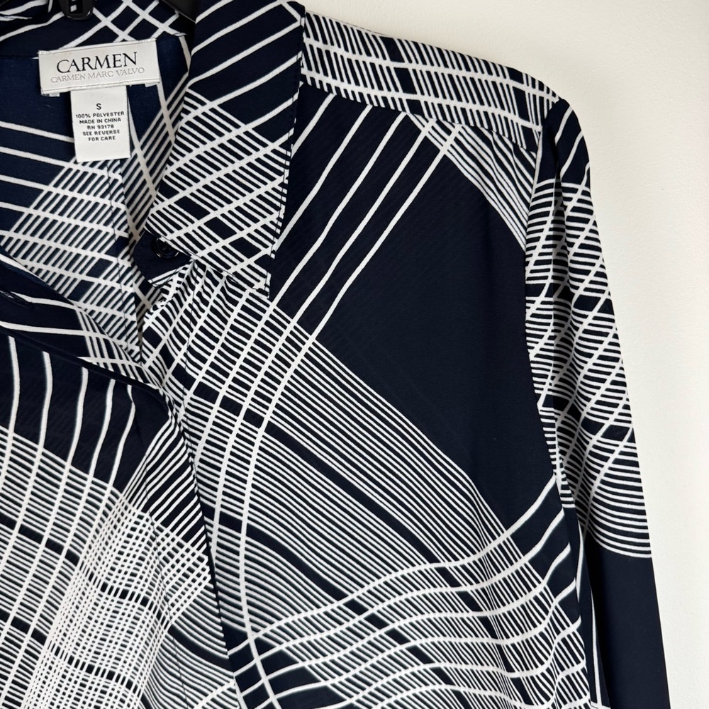 Carmen Marc Valvo Navy and White Button Down Abstract Blouse Uneven Hem ~ Small - Picture 3 of 11